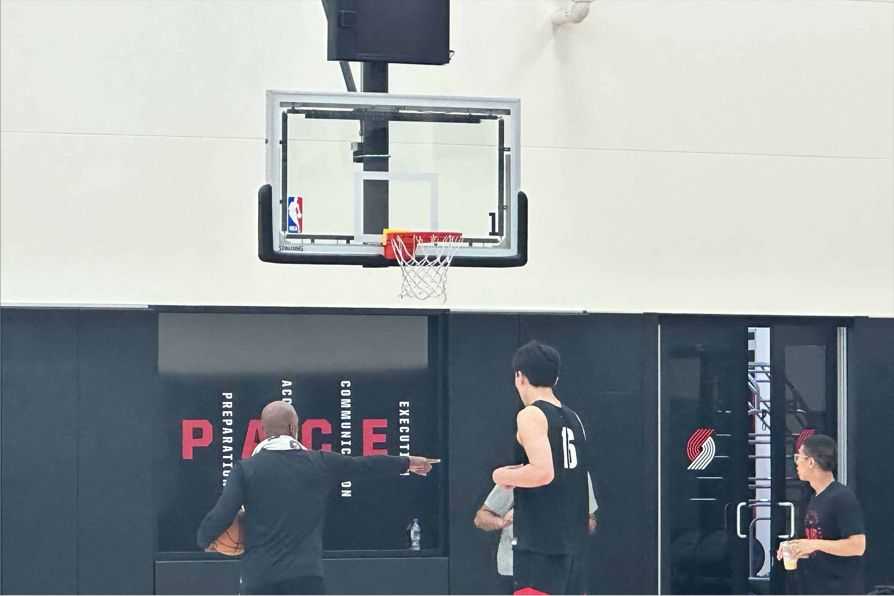 开云体育下载网页版-杨瀚森最新消息：球衣卖爆仓了，主帅赛后开小灶，底角三分5投5中