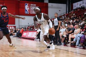 开云体育下载网址-拼劲十足！克里斯-利文斯顿16中6砍全队最高21分外加9板5助2帽