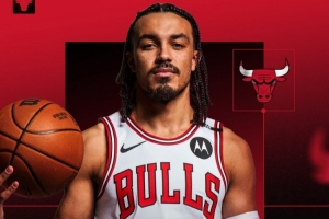 公牛官推晒照欢迎特雷-琼斯回归：我们和特雷-琼斯续约了