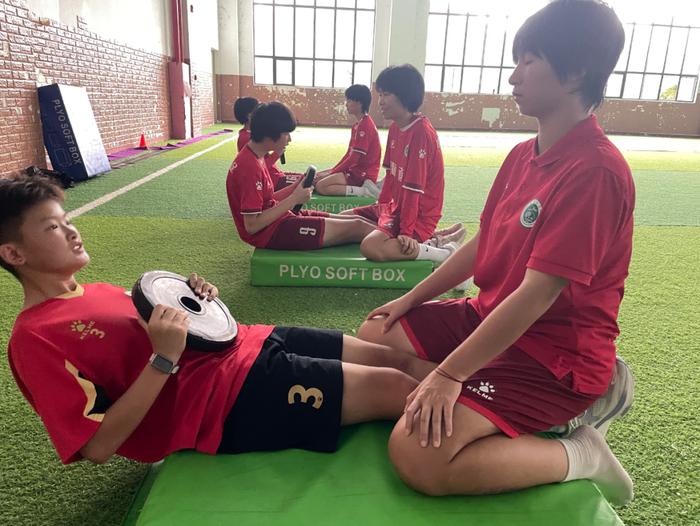 2025年海南省中学生足球盛宴即将启幕,琼中女足联赛备战正酣