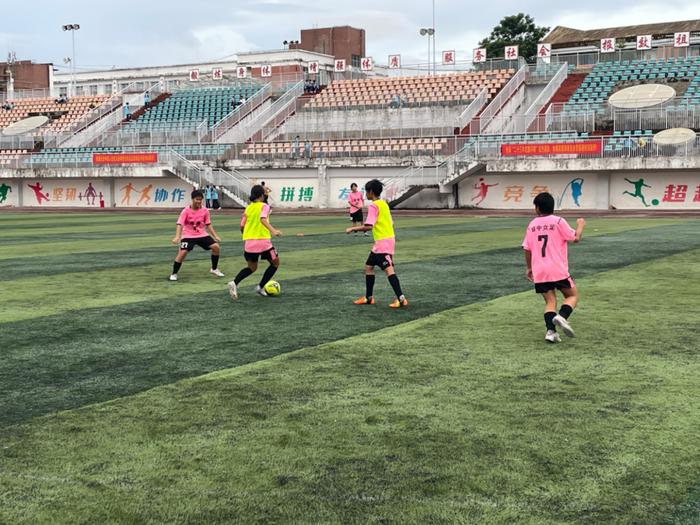 2025年海南省中学生足球盛宴即将启幕,琼中女足联赛备战正酣