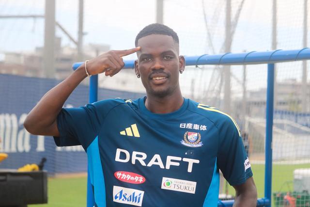 开云体育下载网页版-海港官宣非洲黑又硬“兽腰”加盟，海港球迷凭啥嫌弃 35万欧元身价太便宜？