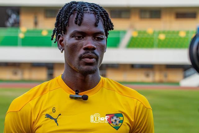 开云体育下载网页版-海港官宣非洲黑又硬“兽腰”加盟，海港球迷凭啥嫌弃 35万欧元身价太便宜？