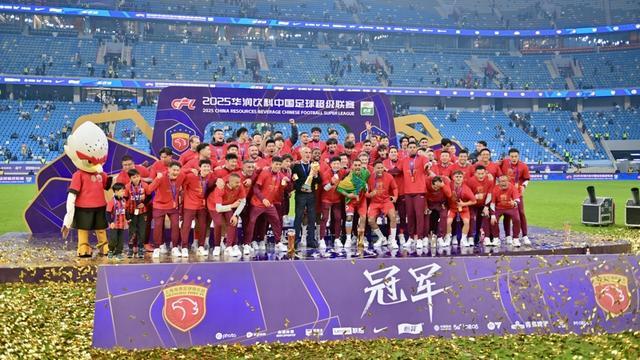 开云体育下载网页版-海港官宣非洲黑又硬“兽腰”加盟，海港球迷凭啥嫌弃 35万欧元身价太便宜？