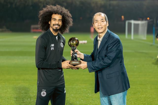 开云体育下载网址-体坛代表赴多哈颁奖 阿菲夫捧起2024亚洲金球奖