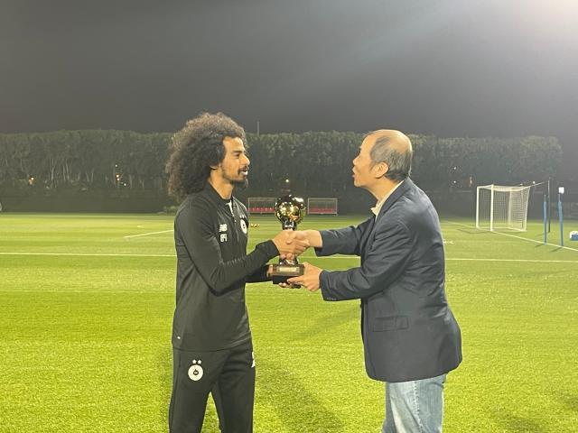 开云体育下载网址-体坛代表赴多哈颁奖 阿菲夫捧起2024亚洲金球奖