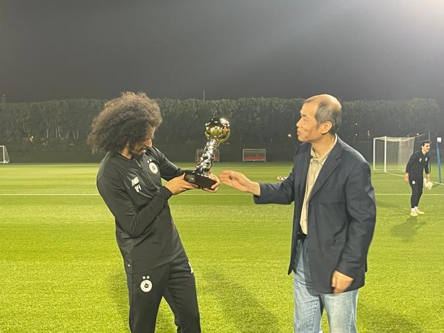 开云体育下载网址-体坛代表赴多哈颁奖 阿菲夫捧起2024亚洲金球奖