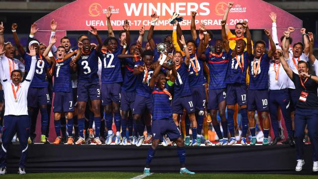 开云体育下载入口-拜仁新赛季首练，赫拉芬贝赫的风头被德利赫特抢走