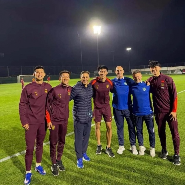 开云体育下载官网-泪目！恒大4国脚与卡纳瓦罗重逢+开心合影，韦世豪搂着恩师笑开花