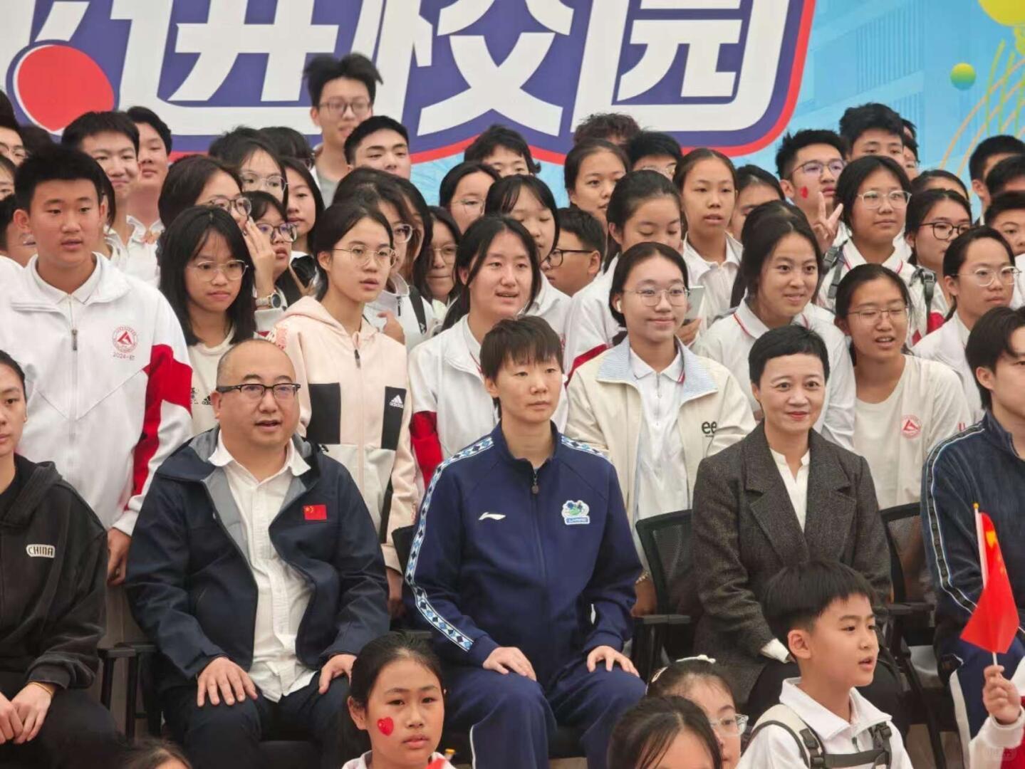 开云体育下载官网-国乒亮相剑指亚洲杯！孙颖莎欢乐笑弯腰，王曼昱合影一脸严肃