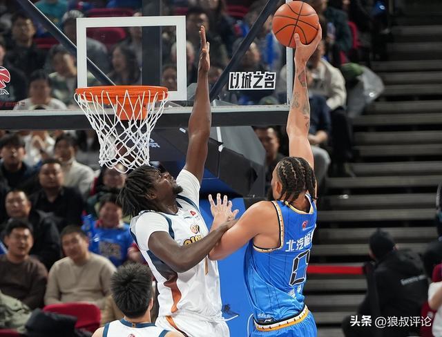 开云体育下载官网-CBA生涯首秀！麦基12中5得12分6板3助 连续“举火烧天”引关注