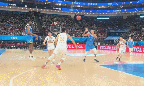 开云体育下载官网-CBA生涯首秀！麦基12中5得12分6板3助 连续“举火烧天”引关注