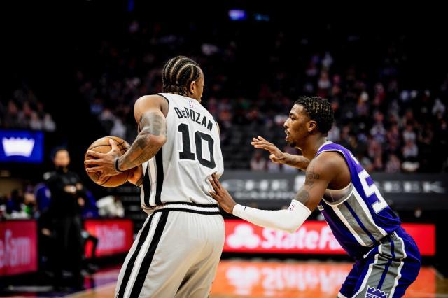 开云体育下载网址-马刺结束五连败坐稳第10 德罗赞：尽全力，别后悔！