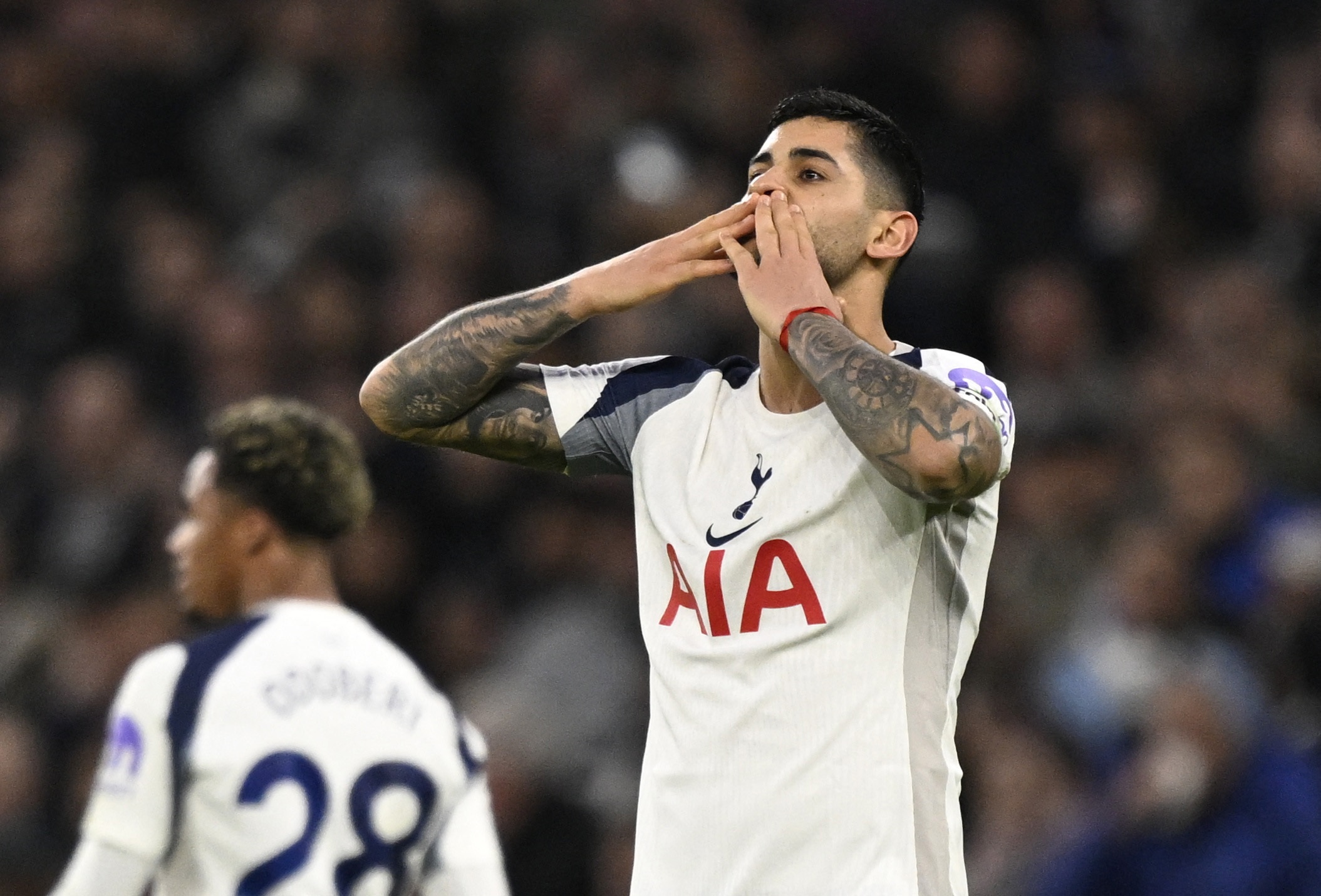 开云体育下载官网-父亲透露解约金金额!记者批罗梅罗:和恩佐一样,试图运作转会